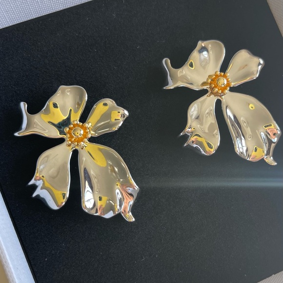 Celine Flower earrings - Picture 3 of 9